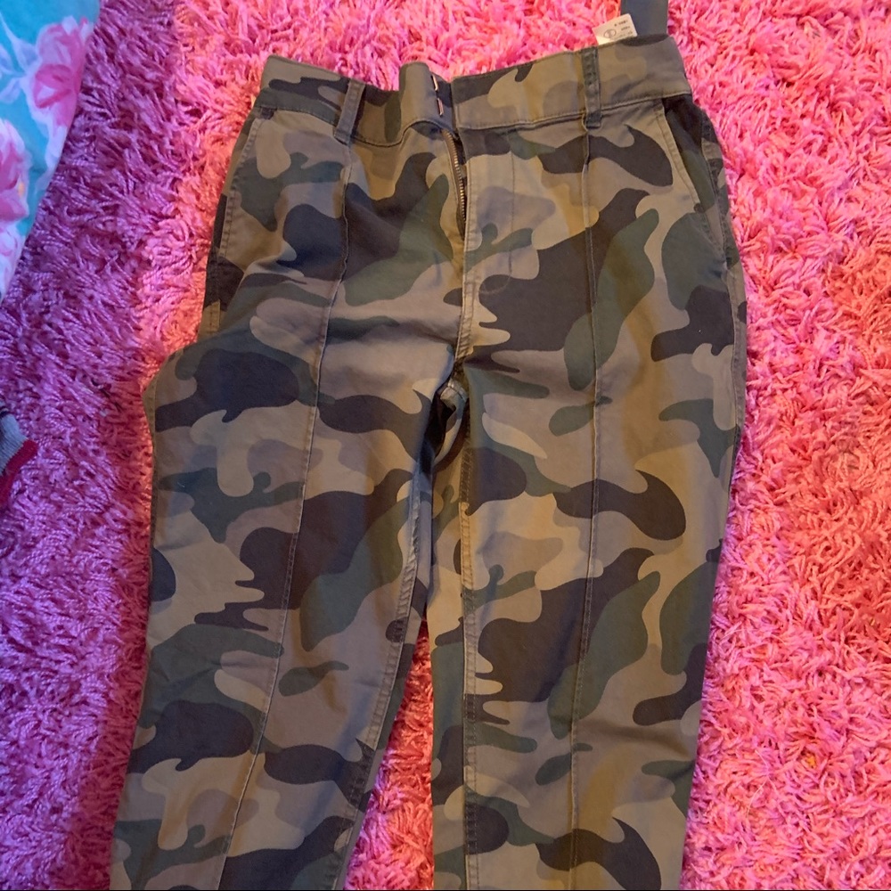 medium hollisyer slim camo  joggers